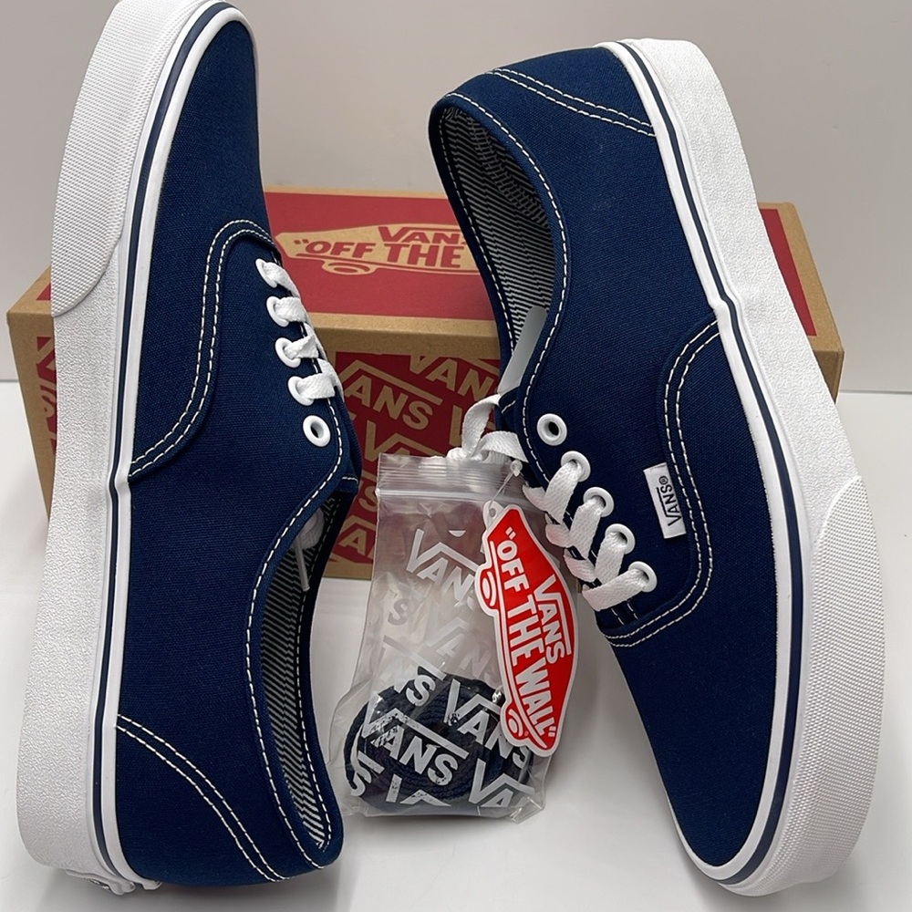 Vans • WMNS Authentic (Angstrplng) Dress Blue/True White
VN000EE332D
Sneakers - Picture 9 of 16